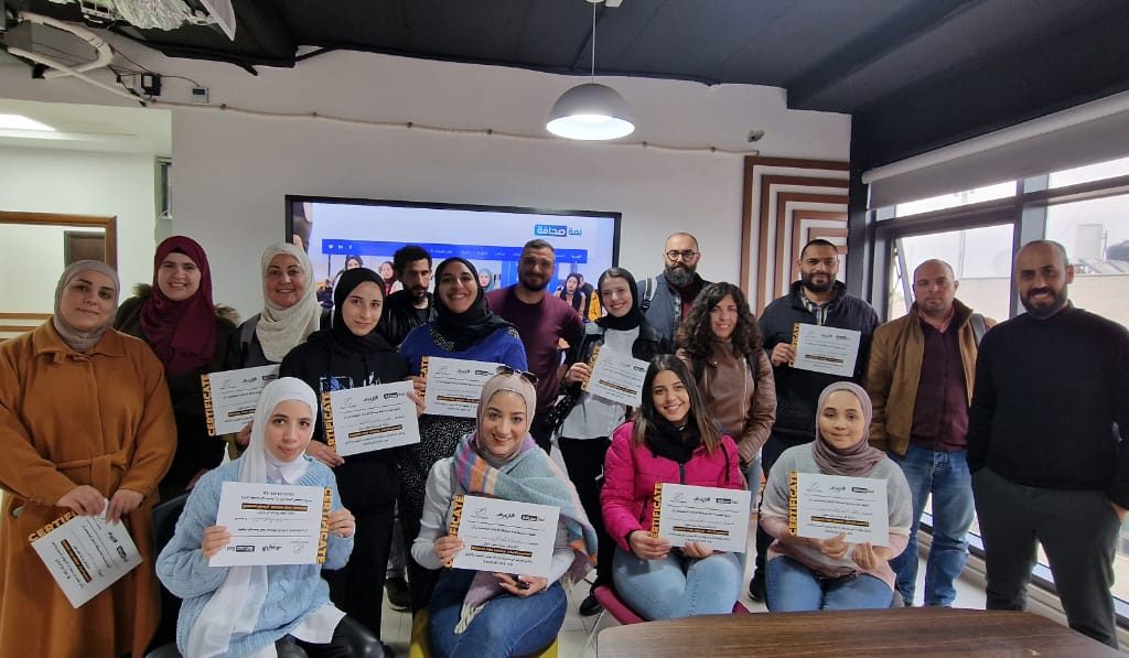 فتحت مؤسسة لمة صحافة ملف الإعلام والتصميم بتنظيم ورشة عمل حول الموضوع بمشاركة إعلاميين ومصممين وبالتعاون مع غزة سكاي جيكس 